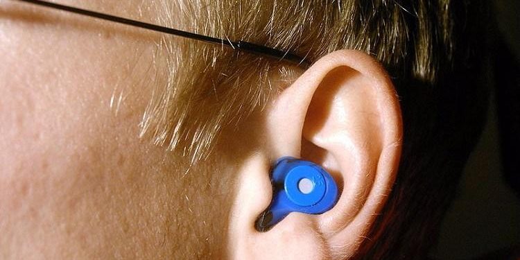 Do ear plugs improve the quality of sleep?