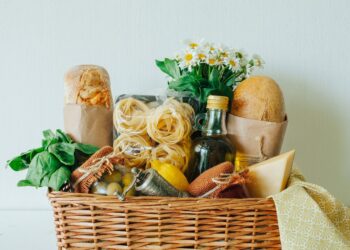 What do you put in a picnic basket gift?