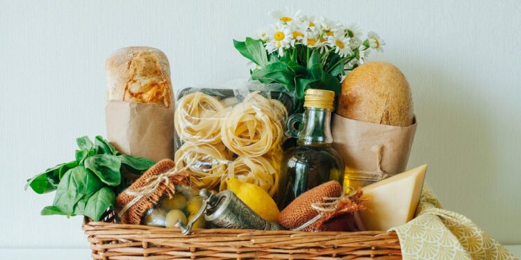 What do you put in a picnic basket gift?
