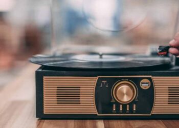 How to Use a Record Player