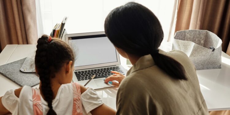 How Does the Internet Help Students In Their Studies?