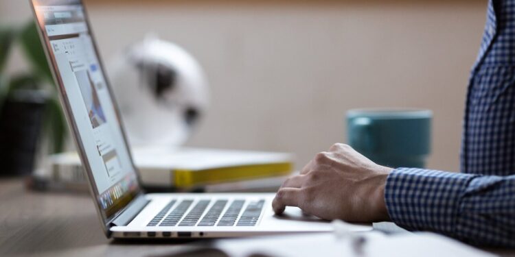 What are the advantages of custom software