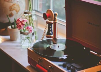 How To Buy An All In One Turntable?